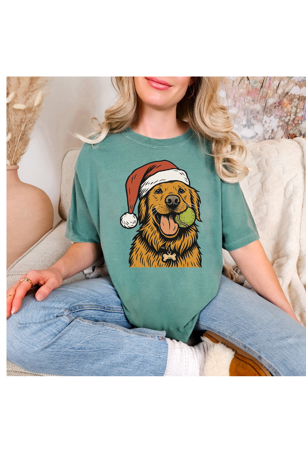 GOLDEN RETRIEVER IN SANTA HAT
