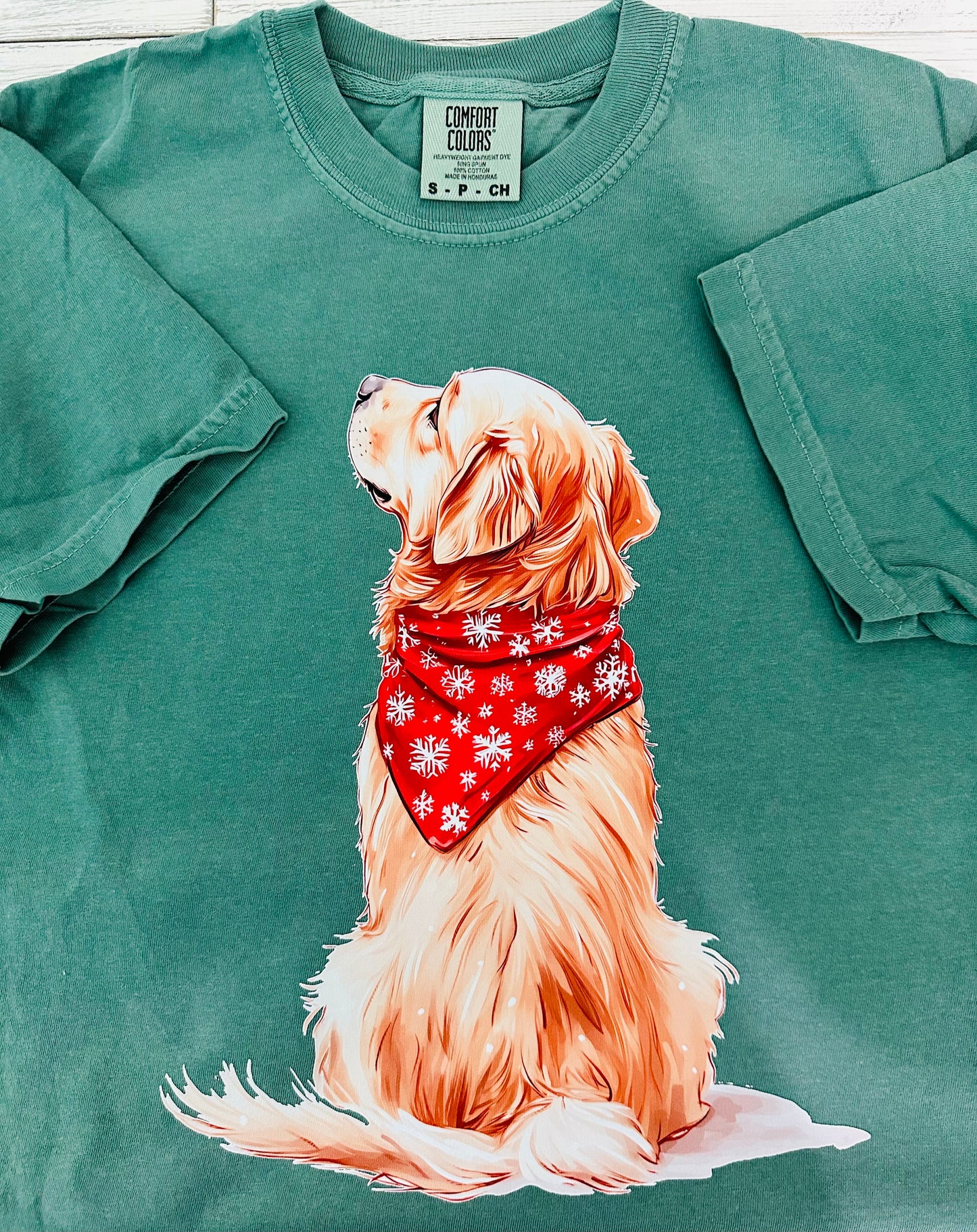 GOLDEN RETRIEVER WITH SNOWFLAKE BANDANA GREEN